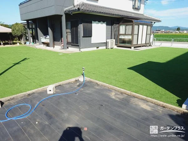 人工芝で広々としたドッグランスペースに。遊びやすく清潔なお庭へ