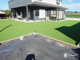 人工芝で広々としたドッグランスペースに。遊びやすく清潔なお庭へ[施工後]