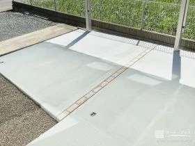 インターロッキング目地で上品に仕上げた土間コンクリート[施工後]