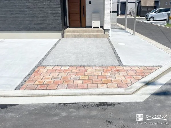 ナチュラルで華やかな印象の天然石張りアプローチ