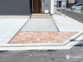 ナチュラルで華やかな印象の天然石張りアプローチ[施工後]