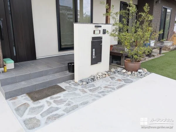 天然石をあしらった落ち着きのある玄関アプローチ