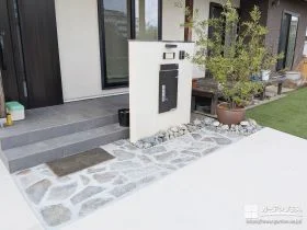 天然石をあしらった落ち着きのある玄関アプローチ[施工後]