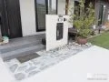 天然石をあしらった落ち着きのある玄関アプローチ