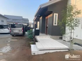 広々とした使いやすい玄関ポーチに植栽が映えるリフォーム工事