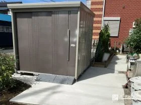 落ち着いた色合いの物置で整えたお庭の収納スペース設置工事