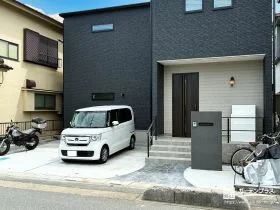 建物の色調に合わせた素材と色使いで洗練されたモダン新築外構