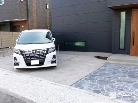 黒い外観とのコントラストが美しい、清潔感のある駐車スペース[施工後]