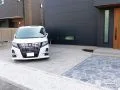 黒い外観とのコントラストが美しい、清潔感のある駐車スペース