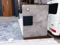 グレーの濃淡が自然な立体感を生むタイル門柱