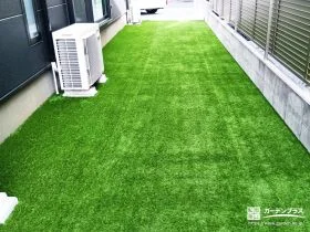 お子さまが裸足で遊べる人工芝の庭[施工後]