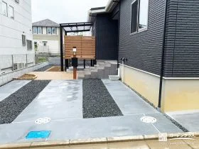 段差を感じさせない動線設計で快適に。深基礎住宅のための新築外構