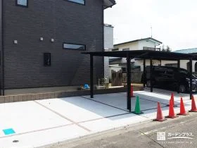 二世帯住宅の暮らしを支える6台分の広々駐車場[施工後]