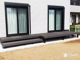 見た目も美しい段床付きのモダンでおしゃれなウッドデッキ[施工後]