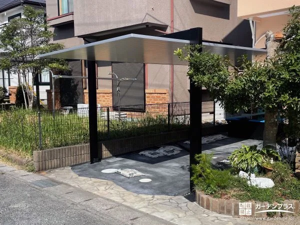 ブラックのカラーコンクリートがクールな印象の駐車スぺース工事