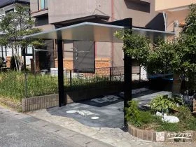 ブラックのカラーコンクリートがクールな印象の駐車スぺース工事