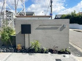 植栽の彩りが映える、表情豊かなジョリパット門柱[施工後]