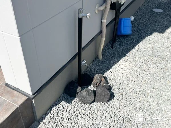 門まわりと素材をそろえた、心地よくまとまる立水栓デザイン