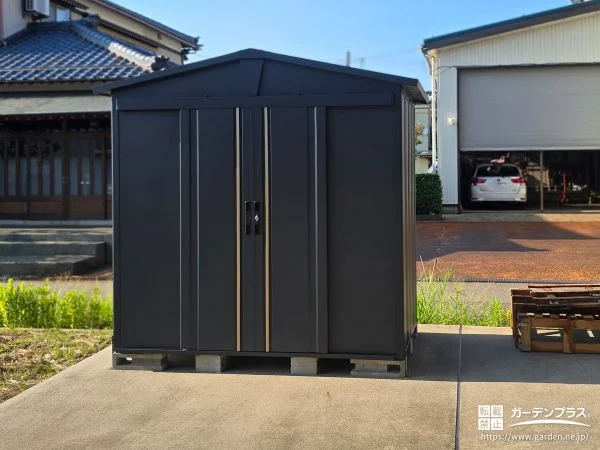 三角屋根が特徴的で可愛らしい物置