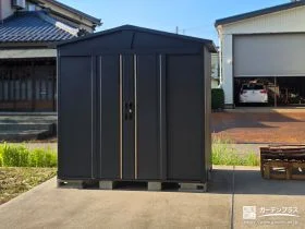 三角屋根が特徴的で可愛らしい物置[施工後]