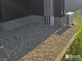 川砂利で雑草対策をした犬走り[施工後]