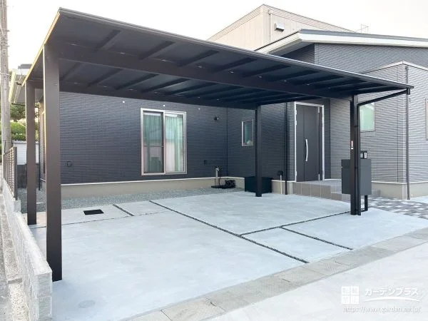 住まいの雰囲気を引き締める、ブラック基調の駐車スペース