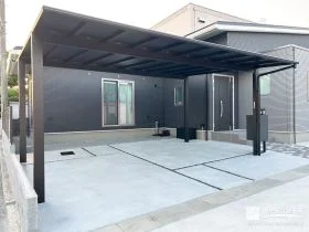 住まいの雰囲気を引き締める、ブラック基調の駐車スペース[施工後]