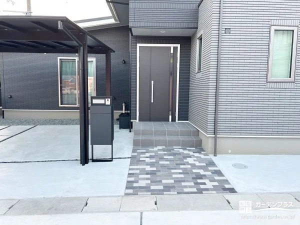 濃淡のグラデーションが映える、スマートな玄関アプローチ