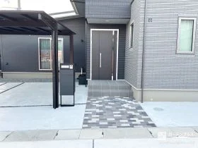 濃淡のグラデーションが映える、スマートな玄関アプローチ[施工後]