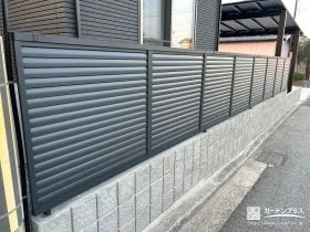 ブラックよりもやわらかい雰囲気をつくり出すシックな目隠しフェンス[施工後]