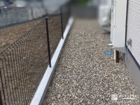 メッシュフェンスで圧迫感なく敷地境界を明確化[施工後]