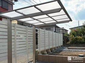 ホワイトの目隠しフェンスで明るく視線をカットする外構工事