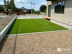 人工芝の鮮やかなグリーンがより一層映える明るい主庭[施工後]
