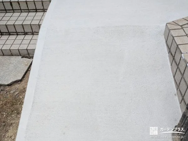 スロープを設けバリアフリー化した玄関アプローチ階段