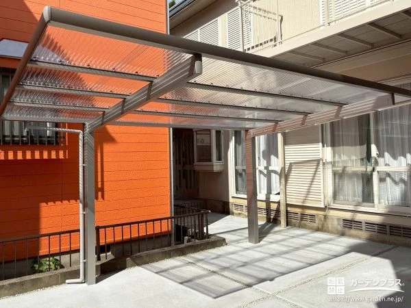 No.27333 透明感のある屋根が軽やかな印象を演出するカーポート設置工事[施工後]