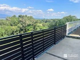 転落事故の防止に役立つ目隠しフェンス[施工後]