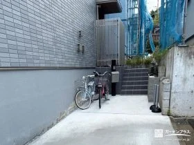 変形地を心地よい暮らしの動線へと整えた新築外構