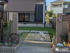 玄関前をナチュラルに演出する枕木[施工後]