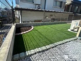 主庭を彩るピンコロ石の植栽スペースとカラフルなテラス工事