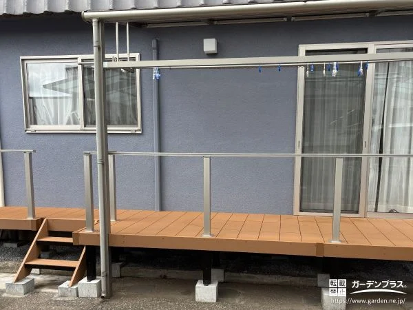 ウッドデッキ前に目隠しフェンスを設けて家事をしやすくした工事