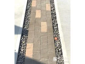 さりげないアクセントを感じさせてくれるアプローチ[施工後]