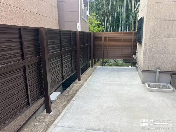 No.27342 雑草に悩まされないお庭へ整え目隠しフェンスを設置した工事[施工後]