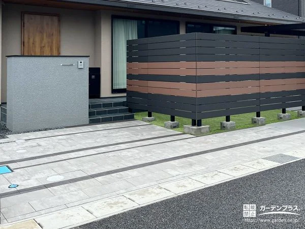 ２色のインターロッキングを組み合わせた玄関アプローチ