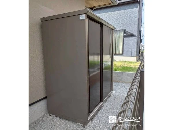 上品な佇まいで庭先にすっと馴染む物置
