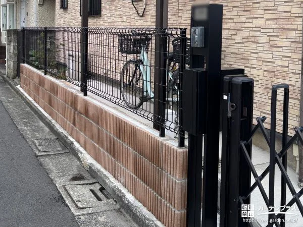 景観に馴染む化粧ブロックと境界フェンスでリフォームした工事