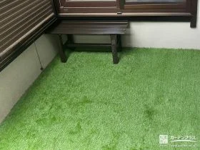 鮮やかな緑の人工芝で明るい雰囲気を演出し雑草対策をした工事