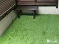 鮮やかな緑の人工芝で明るい雰囲気を演出し雑草対策をした工事