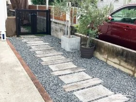 門扉で空間を区切りクローズにしてワンちゃんも安心なお庭工事