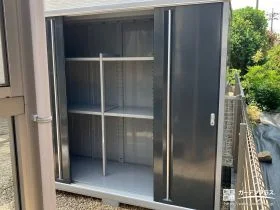 収納力がしっかり確保できるすっきりデザインの物置設置工事