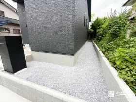 いつでも歩きやすく、お手入れの手間をぐっと減らした犬走り[施工後]